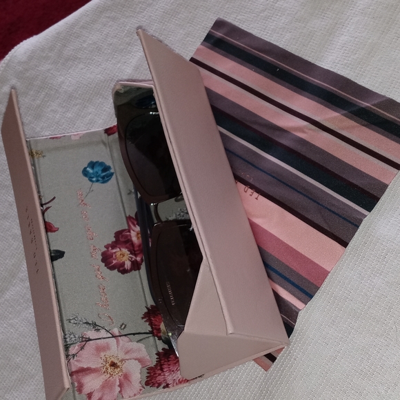 Beautiful T.B. Mirrored Sunglasses & Case - Picture 15 of 16